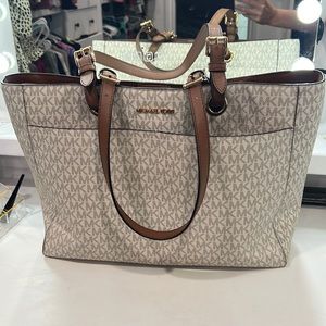 Michael Kors Purse like new!!